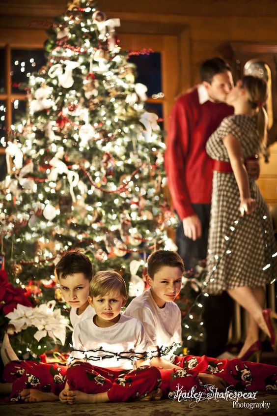 16 Family Christmas Photo Ideas - Capture Holiday Memories. Source Pinterest