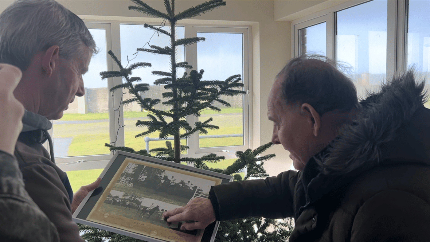 Klokbox Respond delivering Christmas trees and connecting with old people